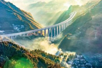 邮储银行贵州省分行支持建设的盘兴高速背武甲特大桥